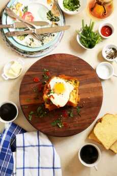 Przepis na Weekend Breakfast: Savory French Toast with Fried Egg