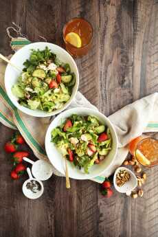 Przepis na Spring Strawberry Salad with cucumber and feta