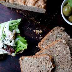 Przepis na Pełnoziarnisty chleb graham z ziarnami słonecznika i pestkami dyni na maślance