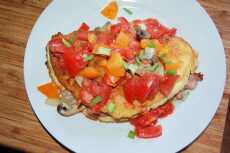 Przepis na Szybki omlet z pomidorami i pieczarkami