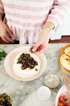 Przepis na Julia’s Fried Pistachios with Lemon Yogurt