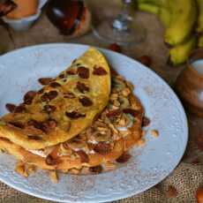 Przepis na Łaciaty omlet z karmelizowanymi bananami i chrupiącymi płatkami